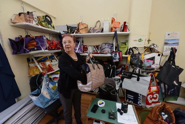 Од билборда праве - торбе (ВИДЕО)